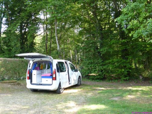 Schön schattig unter hohen Bäumen, direkt hinter der Kirche