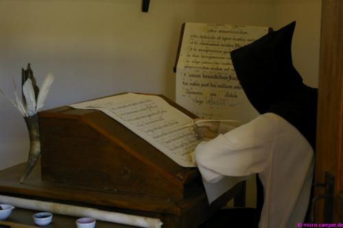Ein Mönch im Scriptorium, der Schreibwerkstatt