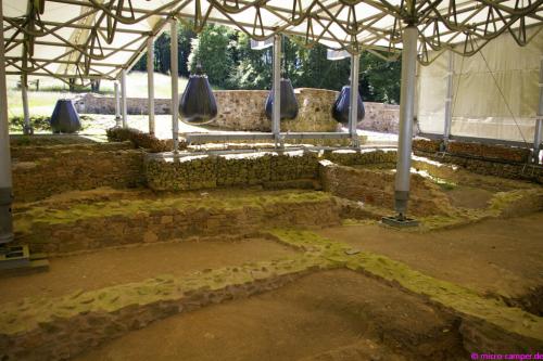 Geschichtete Geschichte - unten römisch, oben mittelalterlich