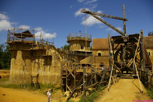 Vorne der zukünftige Zugang zur Burg, hinten der fertige Palas und der Turm mit Kapelle