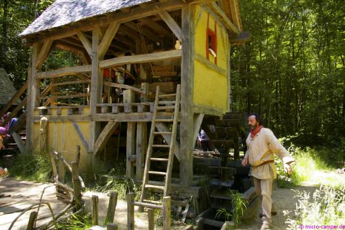 Die voll funktionsfähige Getreidemühle, angetrieben durch Wasserkraft