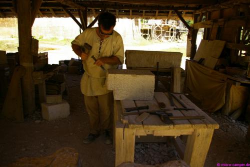 Harte Arbeit für die Steinmetze - Schutzbrille und Sicherheitsschuhe müssen sein