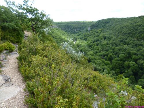 Links der Weg, rechts der Abgrund - aufpassen jetzt!