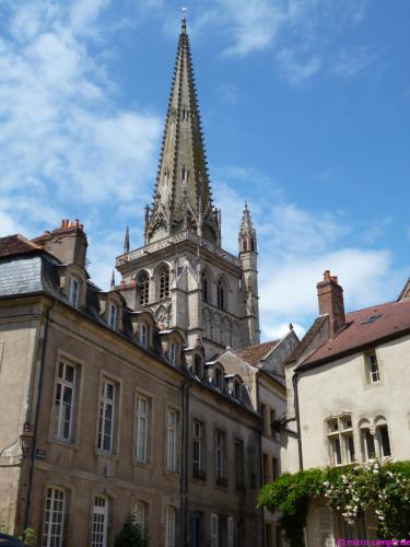 Der Kirchturm von St-Lazare überragt alles