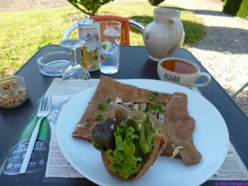 Landestypisches Essen Nr. 4: Galette (herzhaft gefüllter Buchweizencrêpe) und dazu Cidre