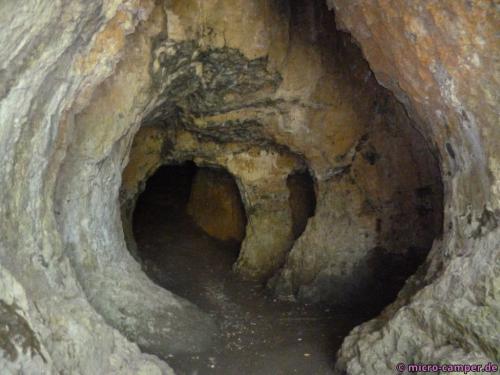 In einem der vielen Felsen kann man eine Höhle erkunden