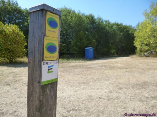 Neben einer guten Markierung gibt es auch ein stilles, blaues Örtchen