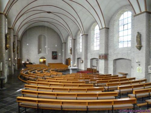 Ungewöhnliche Anordnung in der katholischen Kirche