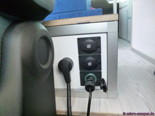 Kabel von der Zweitbatterie und drei 12-V-Steckdosen am Elekromodul hinten
