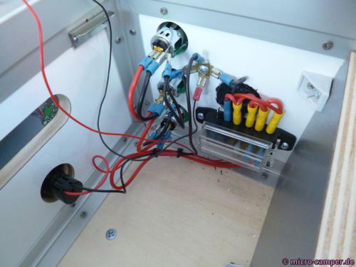 Die Steckdosen von innen sowie die Sicherungen