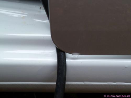 abgerundete Kante der Beifahrertür, worunter das Kabel geklemmt werden kann