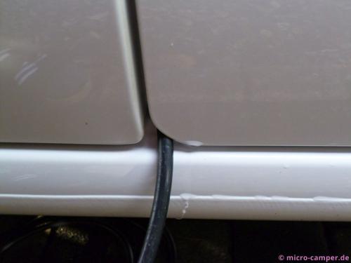 Beide Türen geschlossen (links Schiebetür, rechts Beifahertür), keine Beschädigung des Kabels