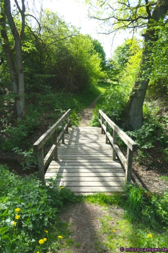 Neben einem Golfplatz will ein Bach überquert werden