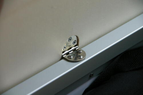 Die Scharniere sitzen im Holz, dazu ist eine Fräsung notwendig. Im Aluprofil sind sie mit selbstschneidenden Blechschrauben befestigt.