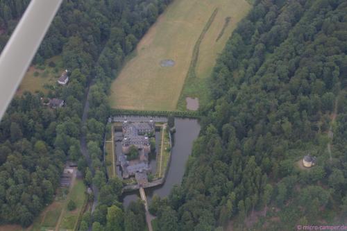 das Wasserschloss Crottorf und die Kapelle (rechts) aus der Luft