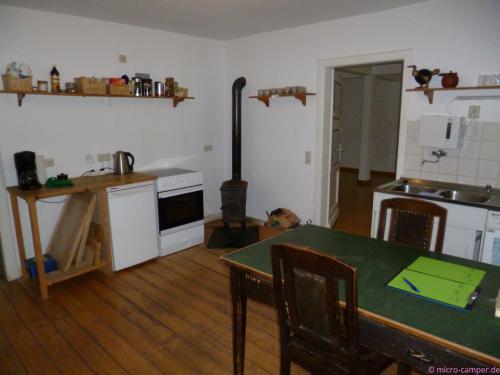 einfachste Ausstattung in der Küche, aber ungemein heimelig