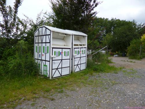 selbst die Kleidersammelcontainer passen sich dem örtlichen Baustil an :-)