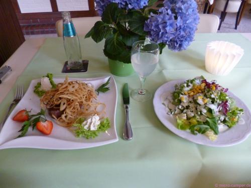 unter den Röstzwiebeln versteckt sich ein saftiges Rindersteak - lecker!