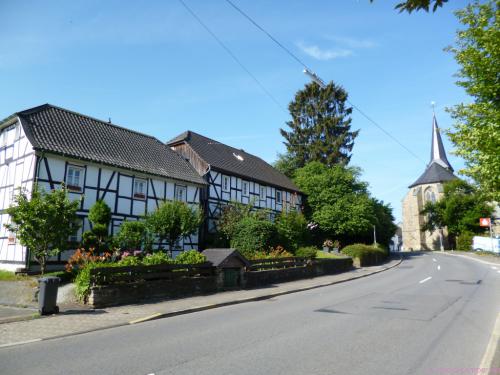 alte Häuser und die Wallfahrtskirche St. Mariä Heimsuchung in Marialinden