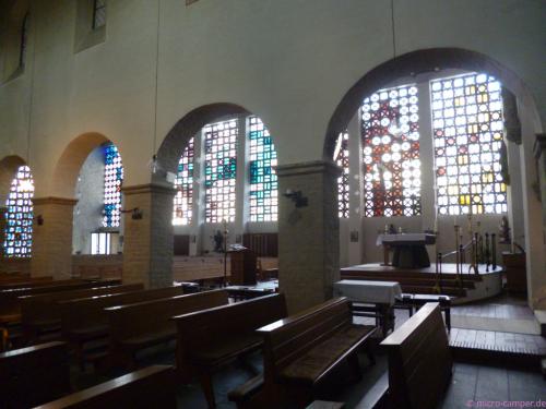 St. Walburga in Overath mit modernem "Anbau"