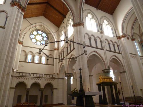 die neoromanische Kirche Neu St. Heribert mit dem Heribert-Schrein