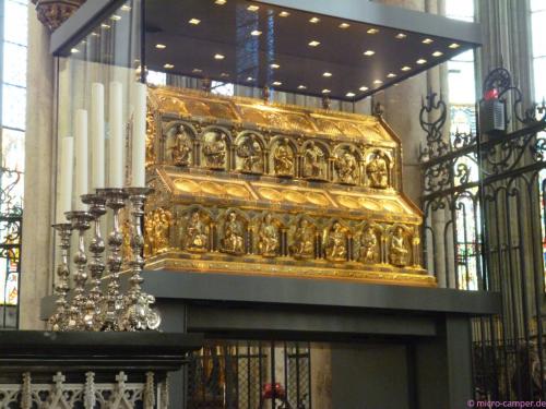 der Dreikönigsschrein; nur wegen dieser Reliquien gibt es den Dom