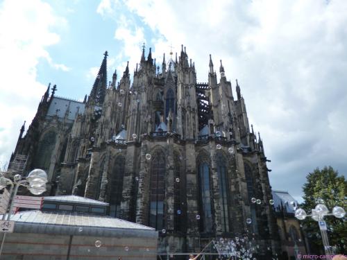 Koloss aus Stein mit zarten Gebilden aus Wasser und Seife