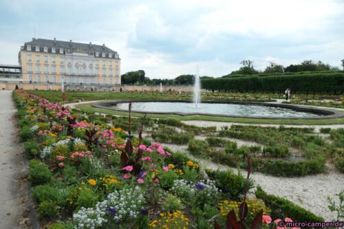 Schloss Augustburg mit seinem streng gezirkelten Barockgarten