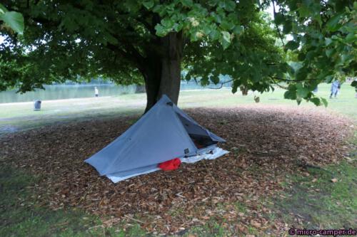 Klein, aber fein! Verpackt ist das Zelt ungefähr so groß wie eine 1-L-Getränkeflasche.
