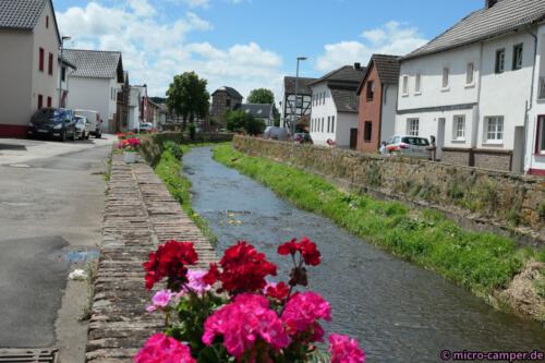 Der hübsche Ort Arloff, durchflossen von der Erft