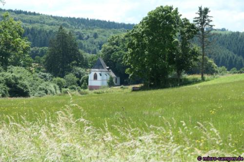 Die Ahekapelle liegt idyllisch in einem kleinen, abgeschiedenen Tal.