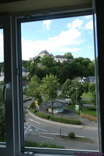 ... mit Blick zum Schloss hoch über der Ahr.