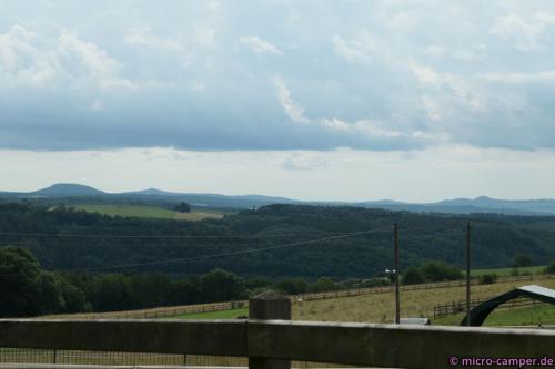 Der Ausblick über die Eifelhöhen geht rechts bis zur Nürburg, worunter gleichnamiger Ring liegt.