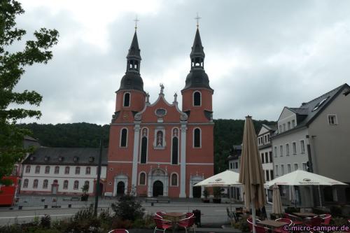 Die Fassade der Basilika beherrscht den weiten Platz