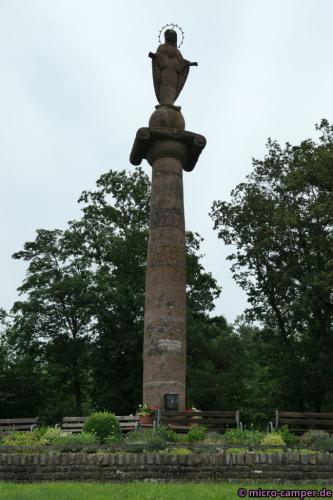 Die Marienstatue oberhalb von Waxweiler