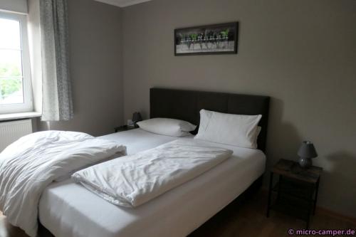 Das Zimmer im Hotel Fronhof in Mettendorf ist schön und bietet viel Platz.