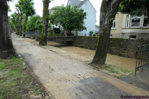 Überall Dreck und Schlamm vom nun wieder friedlich fließenden Bach