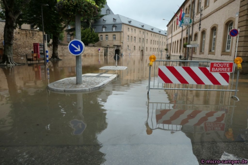 Das Wasser aus den Kellern der Anwohner sorgt für blockierte Straßen