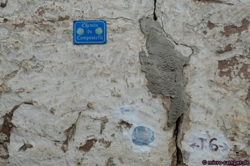 In Lorich eine besonders hübsche Wegweisung an einer bröckelnden Hauswand