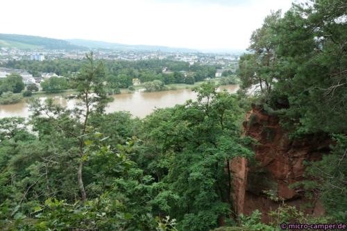 Das diesseitige Ufer besteht aus rotem Bundsandstein
