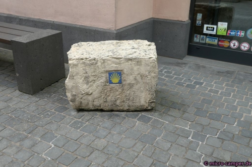 Letzter Muschelwegweiser vor dem Domforum