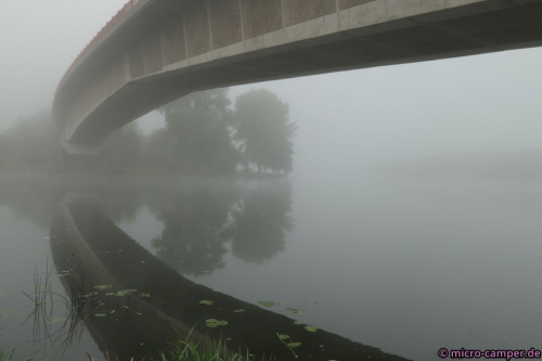 Von links fließt die spiegelglatte Saar in die Mosel