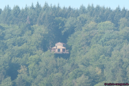 Der Merkur-Tempel wurde aus dem typischen roten Sandstein der Gegend gebaut