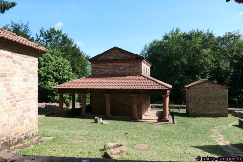 Ein ganzer Tempelbezirk mit mehreren Gebäuden 