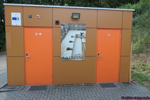 Die Latrinen im Inneren sind glücklicherweise 