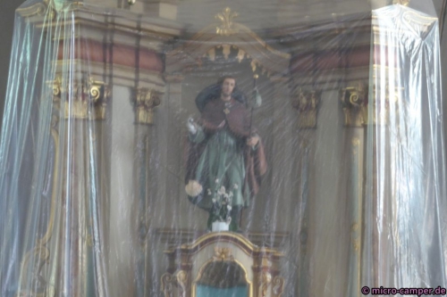 Jakobus hüllt sich in Schweigen und Plastik