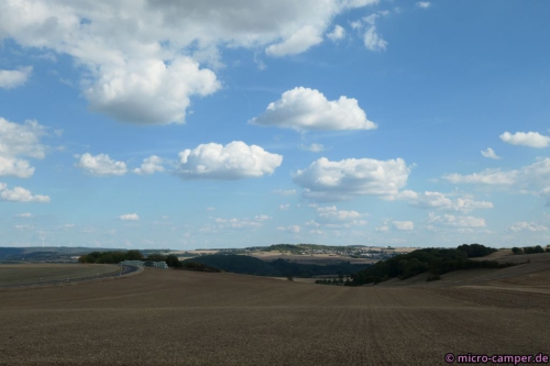 Von der alten Römerstraße auf der Höhe schweift der Blick weit ins Land