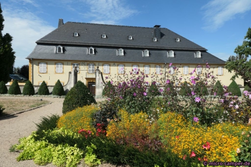 Das Palais Nell und sein Garten - getrennt durch die Ortsstraße