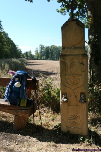 Mein Rucksack "Buddy" mit der modernen Pilgerstele daneben,