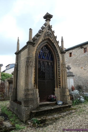 Beeindruckendes Grabmal vor der kleinen romanischen Kirche in Mey